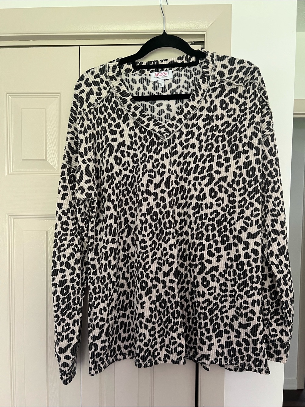 *NWOT* Moco Women's Black & White Leopard V-Neck Sweater Long Sleeve